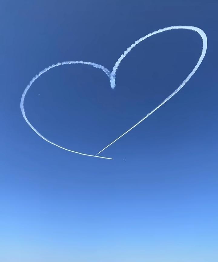 看到个伊朗网友的留言，瞬间破防了。他说大半个地球都在战火里煎熬，唯独东方大国