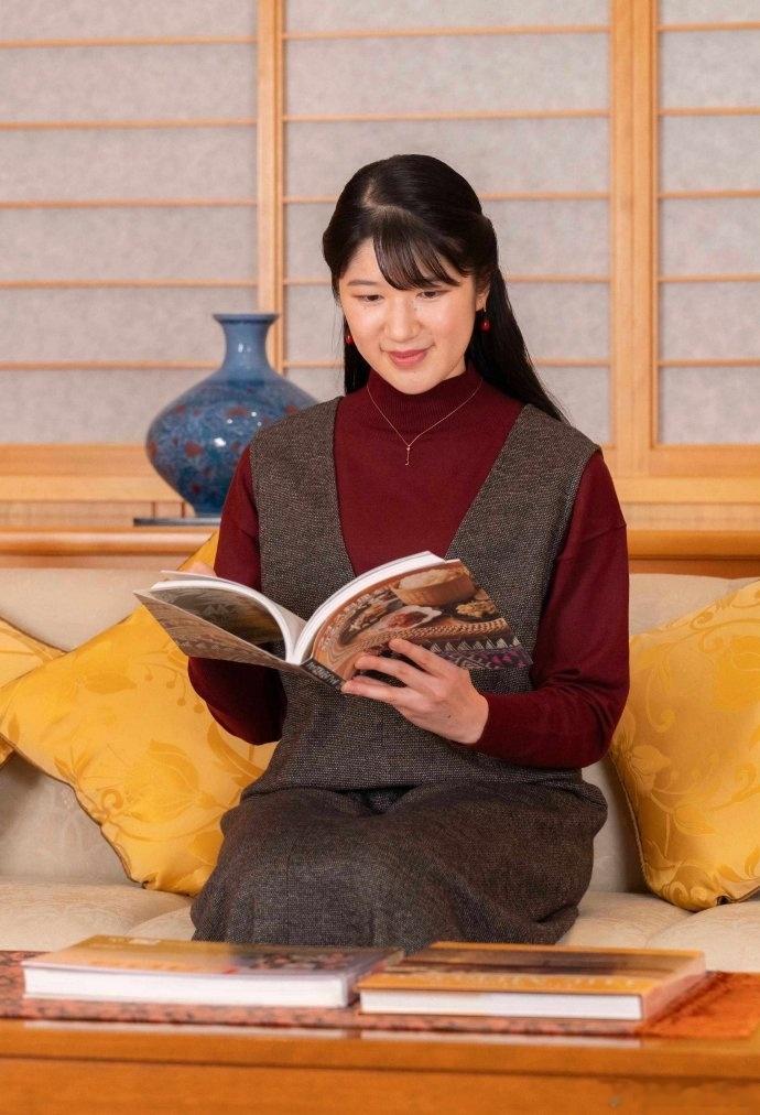 12月1日，是爱子公主24岁生日，同时还是叔叔秋筱宫文仁亲王的生日！在这一天，日