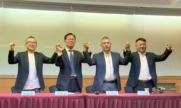 张启楷公开支持郑丽文访陆，张启楷在节目中说郑丽文这次访陆达到了两个目的：一个就是