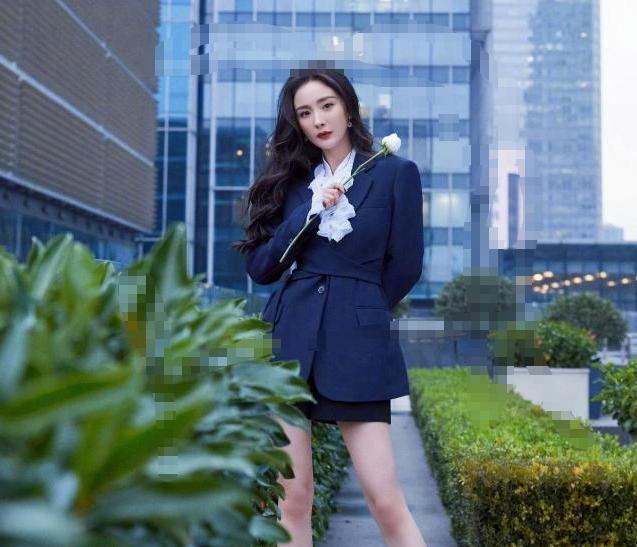 估计杨幂也没料到，自己沉下心体验生活、磨出茧子演的《生万物》，会被刚开播的《四喜