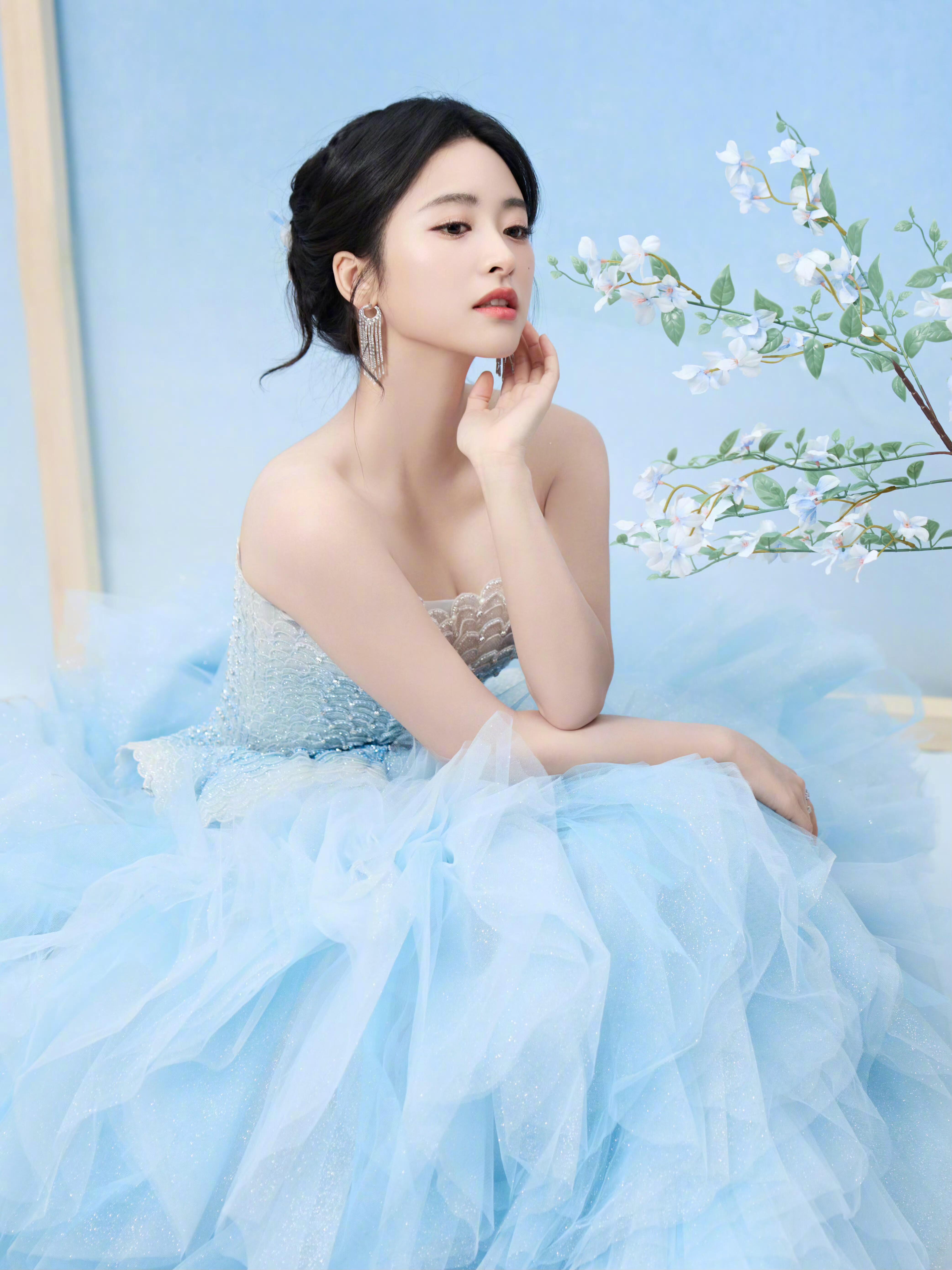 沈月简直是人鱼公主具像化沈月亮相2025国剧盛典，她身着淡蓝色抹胸礼服裙，精致的