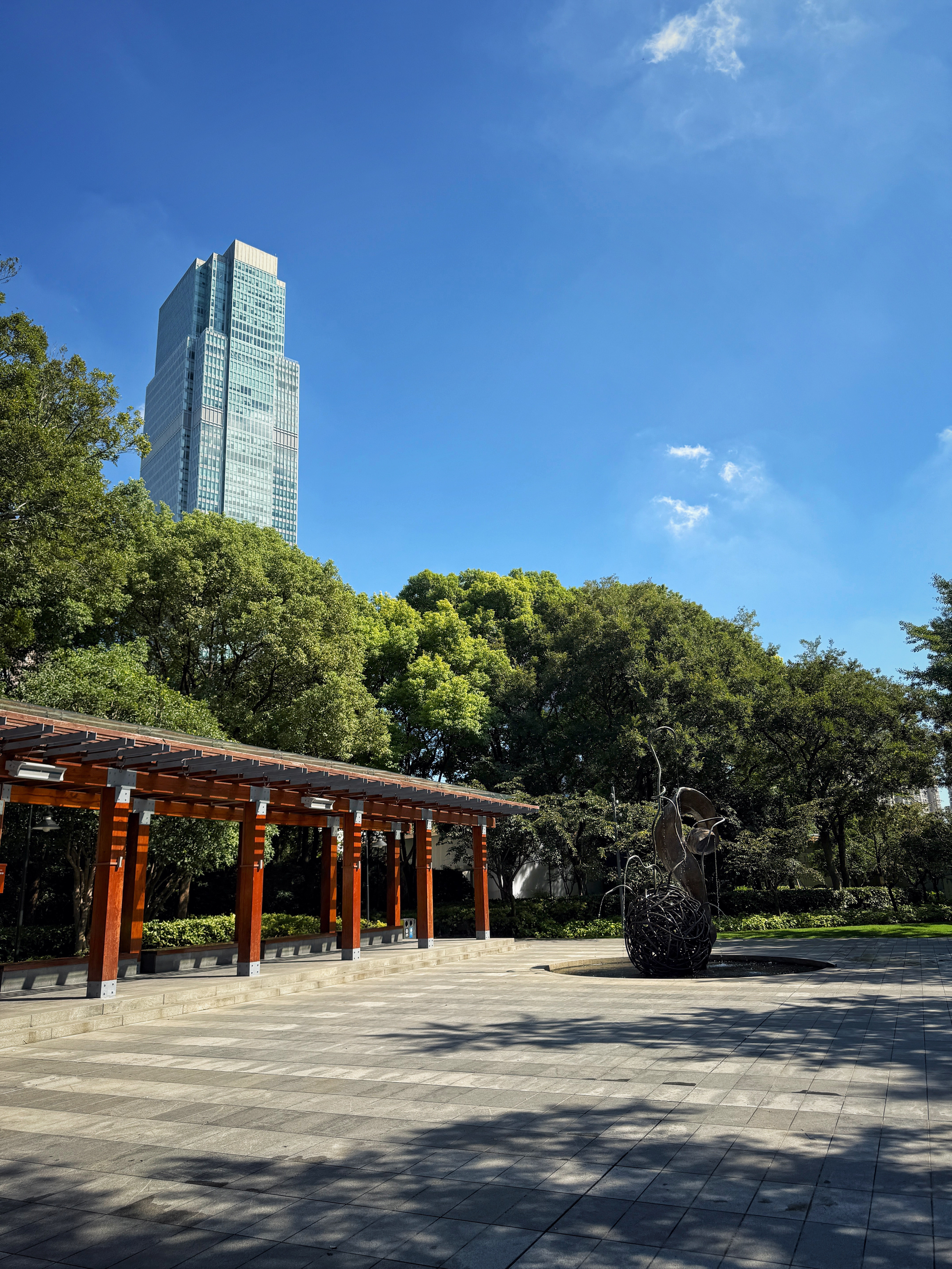 早起一大好处是有更多可支配时间，用来路过公园，以及给咖啡配个蛋糕☕️🧁。评论