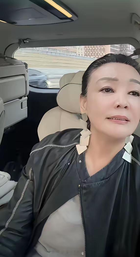 兰姐太体面了。昨天兰姐直播，照旧收拾儿子和儿媳妇留下的烂摊子。首先关于菲总湾湾买