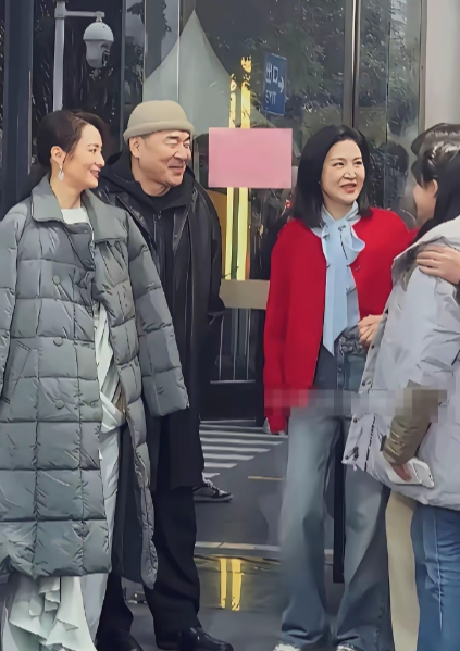 陈建斌看到陆毅的两个姑娘，满脸羡慕藏都藏不住，蒋勤勤也是两眼放光！​​​​