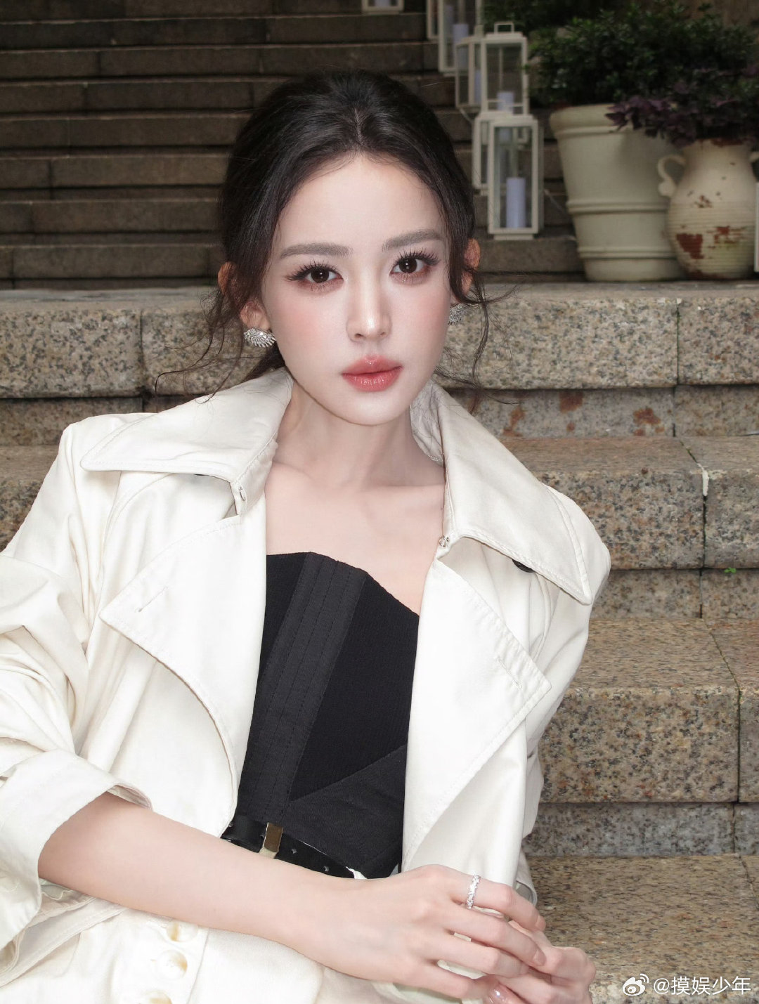 娜扎一整个美到心巴上米白风衣衬得她气质温柔又高级，妆容清淡恰到好处，浓颜美女的