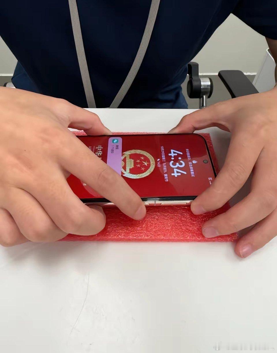 昨天去华为售后贴手机膜，小姐姐突然说：“哇～你也是这个桌面！”我一愣：“你也是吗