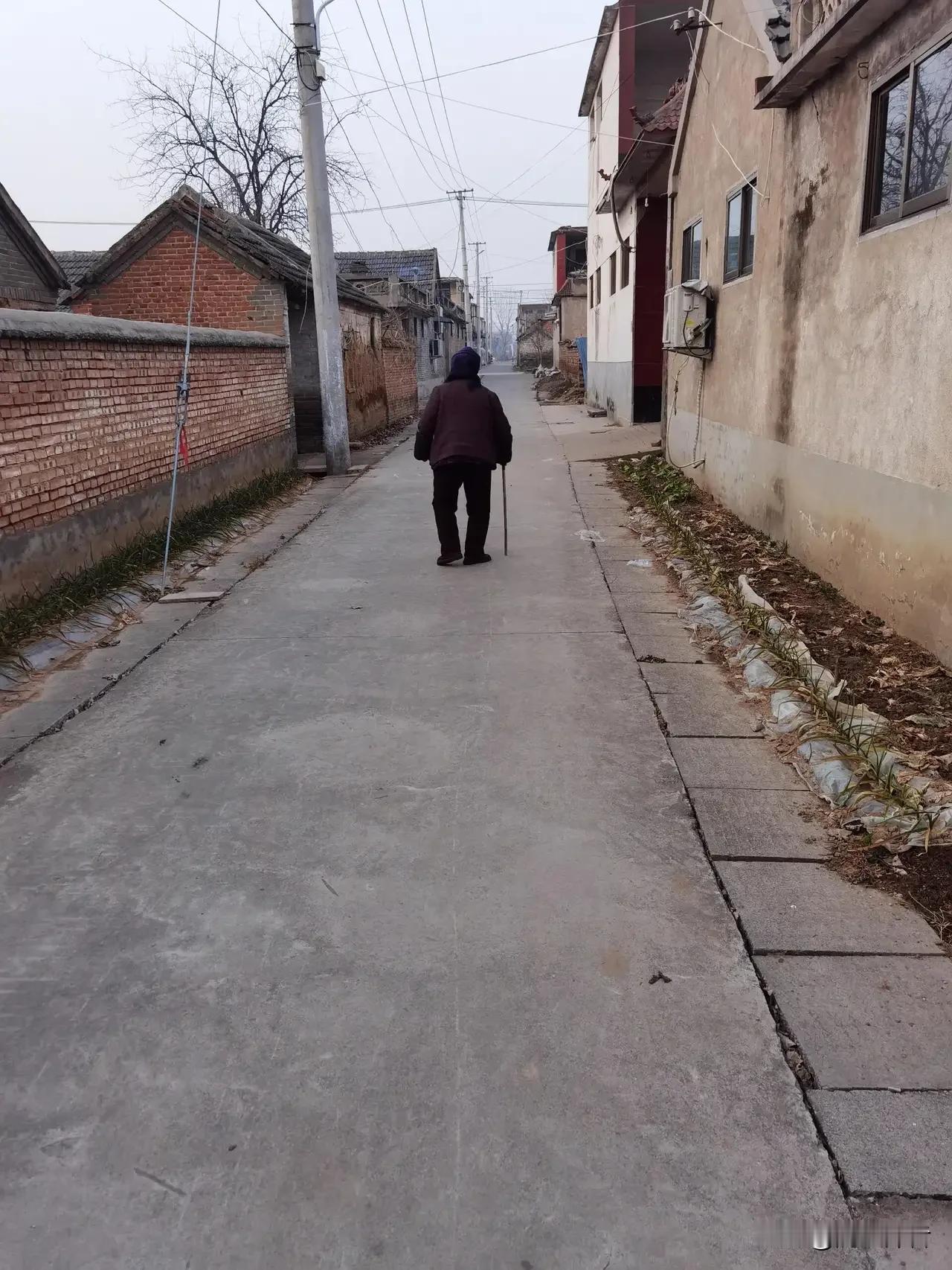 现在农村的媳妇都不愿和公婆住一起，哪怕农村的房子很好也不愿意和公婆一起住。哪怕婆