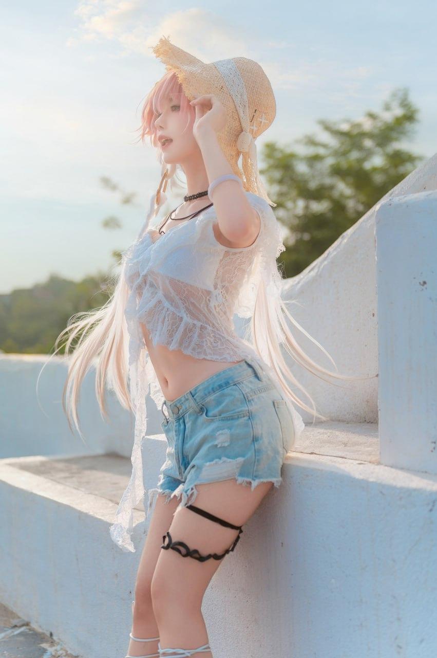 海风、草帽与白蕾丝，是属于夏日的温柔邀约。粉发少女漫步在蔚蓝海岸，牛仔短裤搭配轻