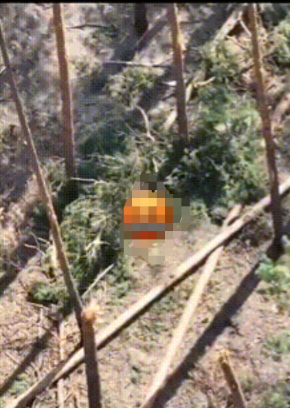 在俄乌前线，一名俄军士兵在睡觉时意外被乌军自杀式无人机发现。无人机随即直冲目标。