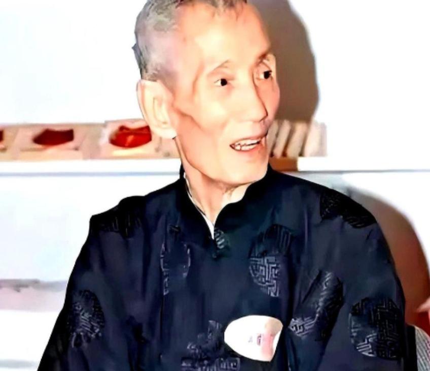 香港有个叫陈朗的风水师，2007年他最后的日子里，病房里挤满了人，都是身价过亿的