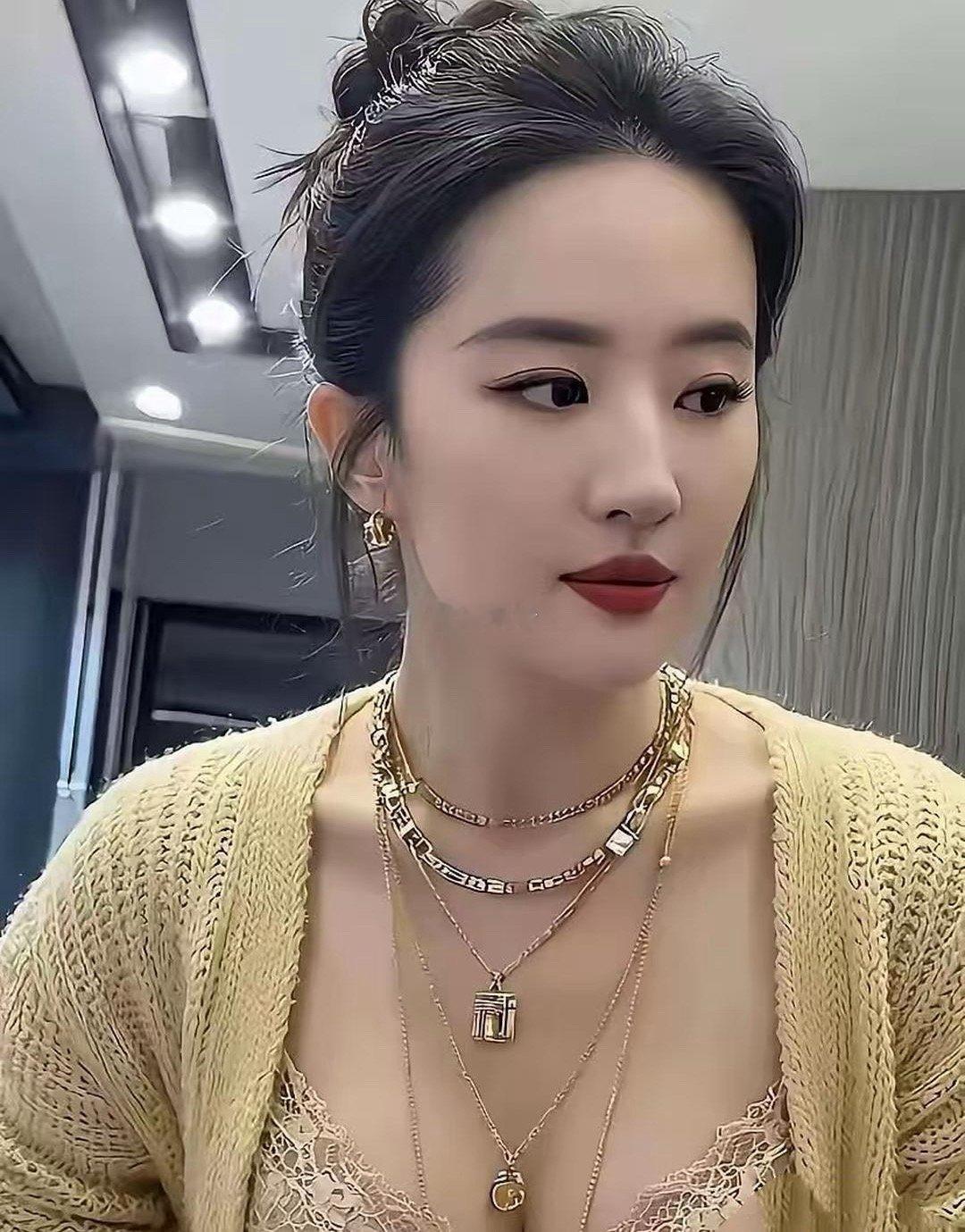 刘亦菲真的很奇怪明明快四十岁了但一直给人的感觉就像天仙