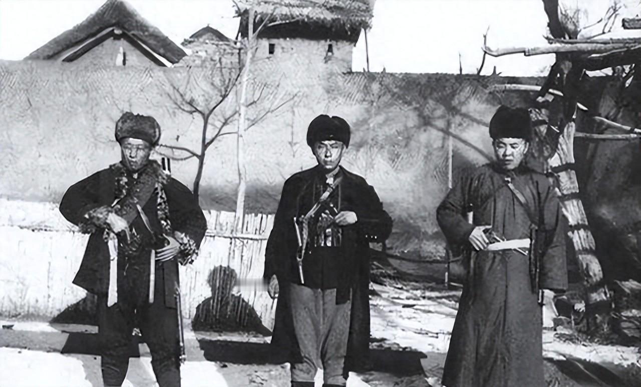 1944年冬，浙东大雪纷飞，两名农妇冒雪闯进新四军办事处，掏出土匪头目王鼎山的信