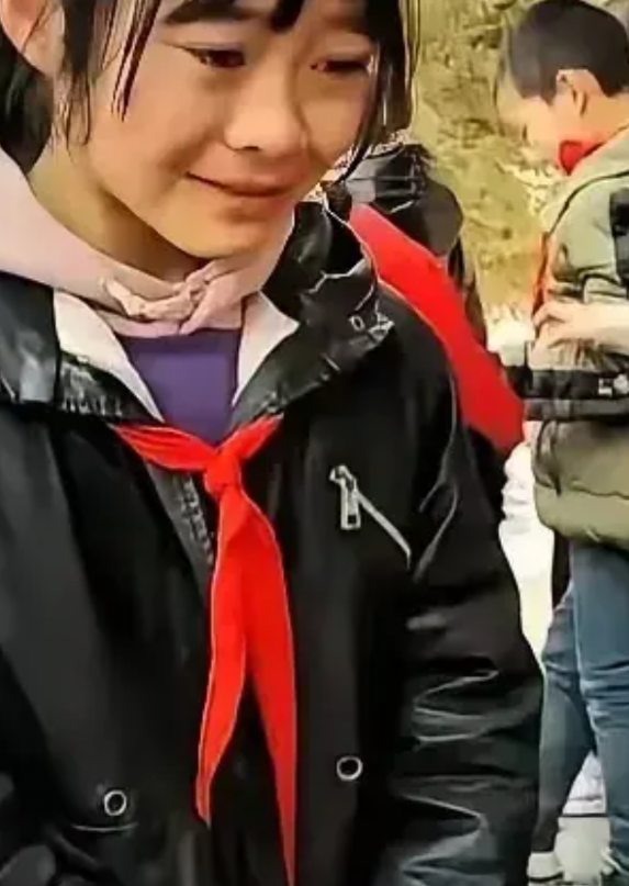一觉醒来，​那个接过胡雷牛奶的女孩走了。13岁的薛某某躺在意外后的白布里，再没
