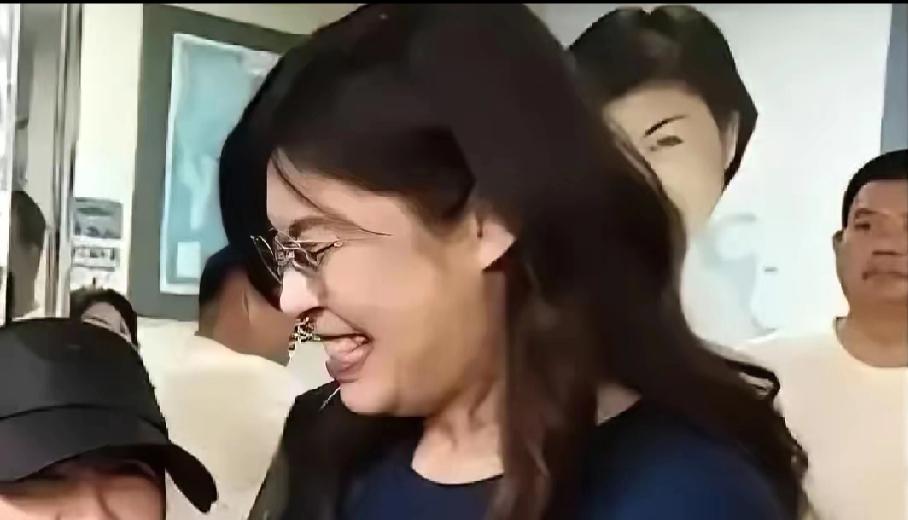 高雄那个喊出“手撕解放军”的台独女孩，去了一趟大陆后，竟然把绿营的老底都给掀了！