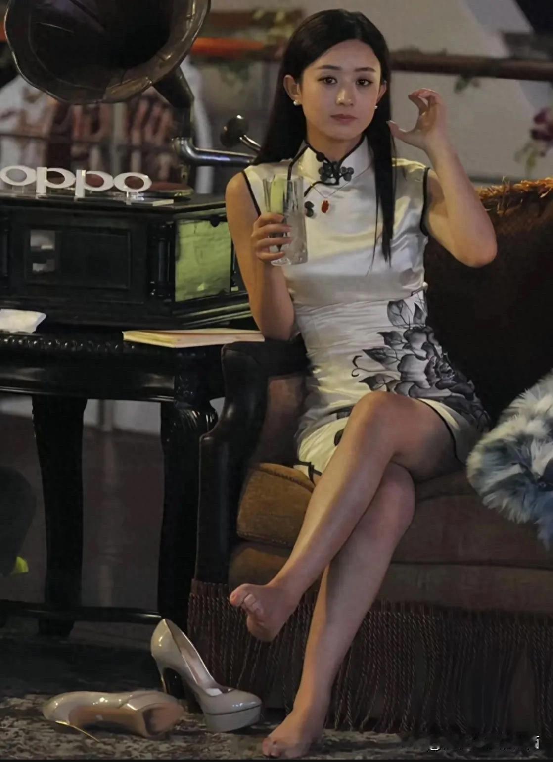 第一次看见穿旗袍的赵丽颖，这和以往看到的形象完全不一样，想不到个子不高的她也能驾