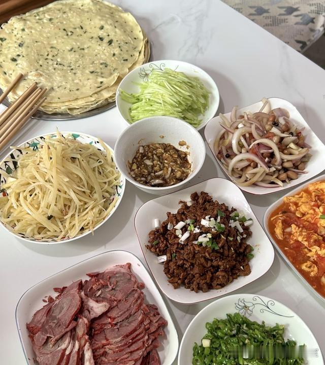 女儿女婿来家吃饭，我让儿媳做饭。儿媳讲“你闺女回来了凭啥要我伺候”，我愣在厨房
