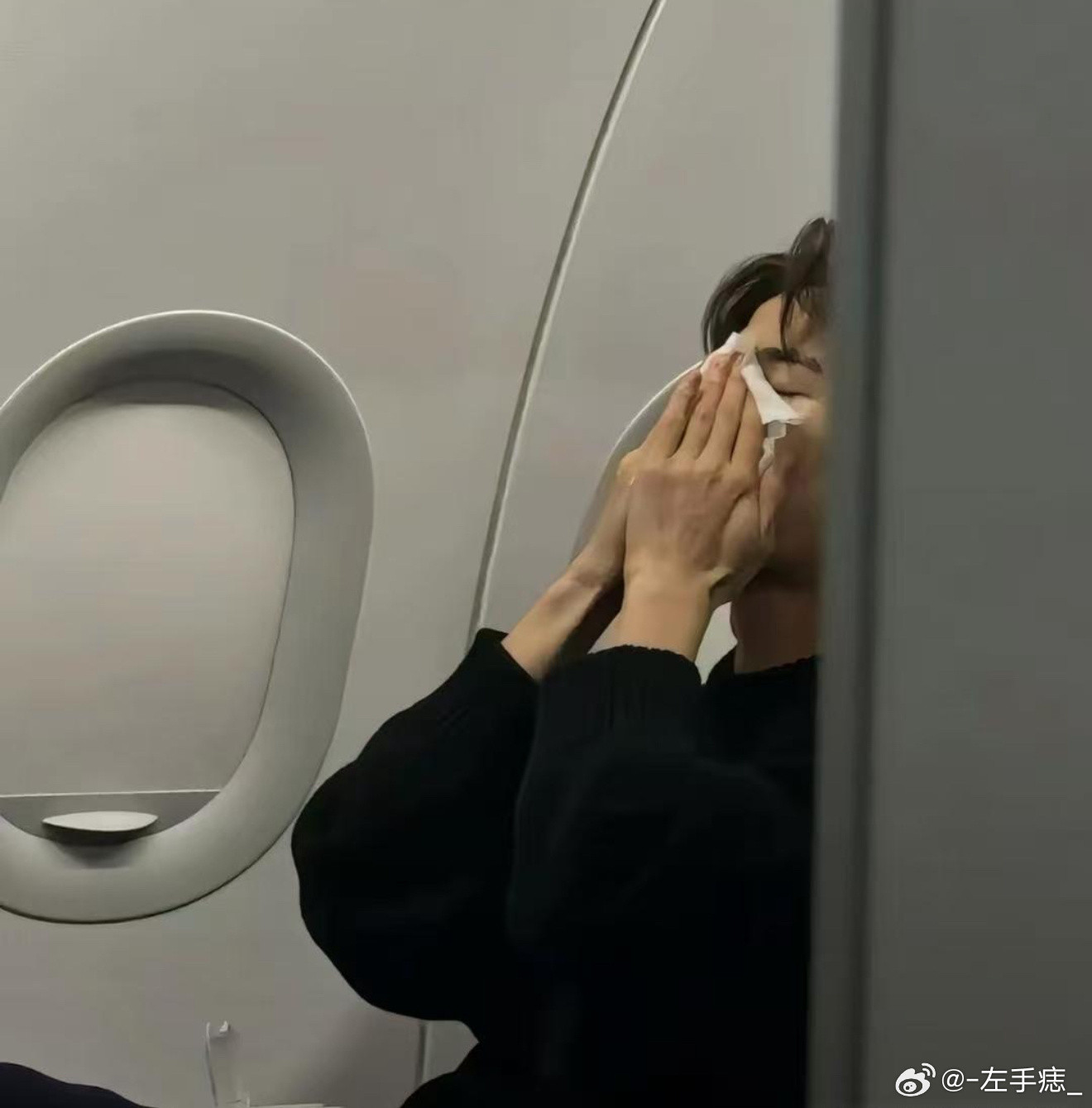在飞机上偶遇了张凌赫，这颜值怎么样