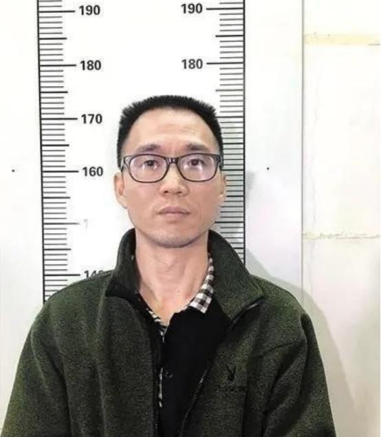 1995年，广东一高干子弟杀死银行运钞员，劫走1500万现金此后他隐姓埋名21年