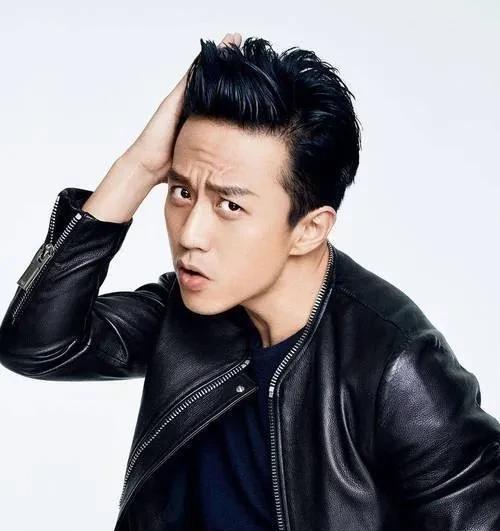 邓超疯了吧究竟是什么原因好奇点进去才发现，原来他在节目里泼水偷袭陈赫，结果自