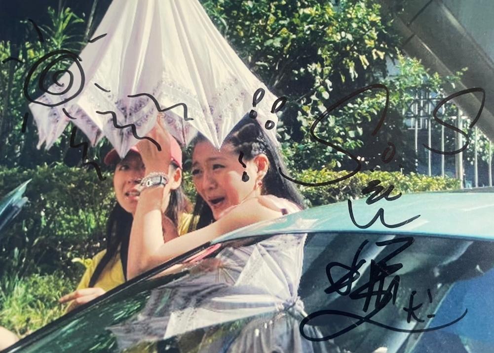 看大S早期出门自己打伞的样子真的特别真实，神态和动作都透着一股可爱劲儿，其实她真