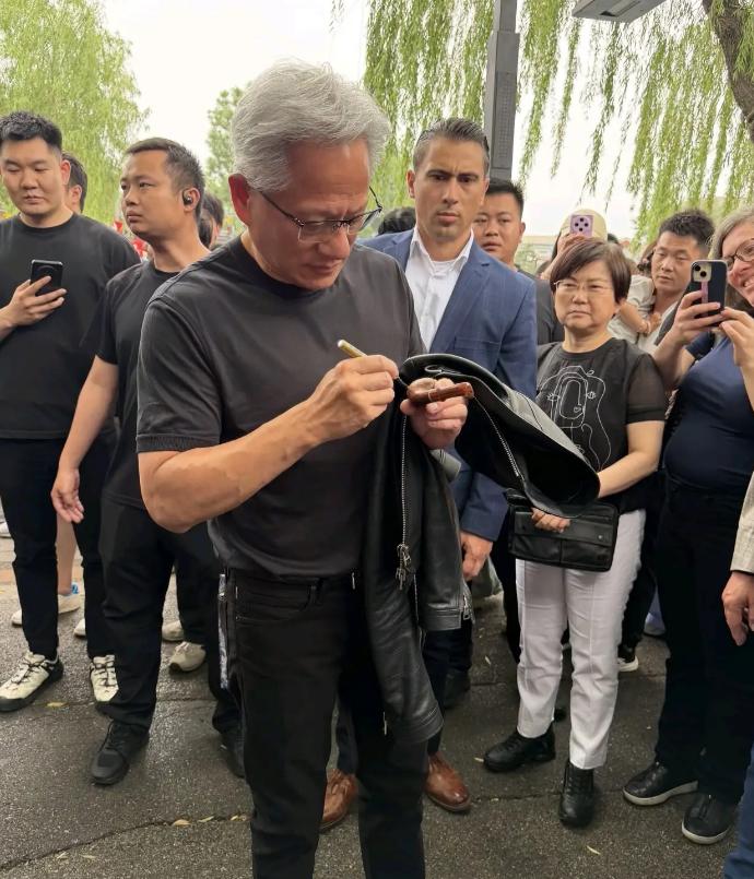 谁能想到！黄仁勋在北京被一瓶豆汁"整懵"后，转头就给送豆汁的大姐塞了个厚红包
