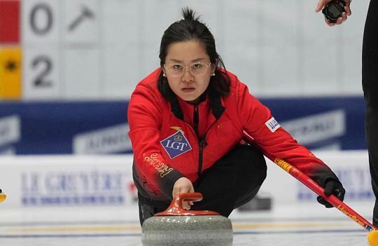 中国女子冰壶队崩盘!2月17日，米兰冬奥女子冰壶循环赛第六战，中国女子冰壶对战