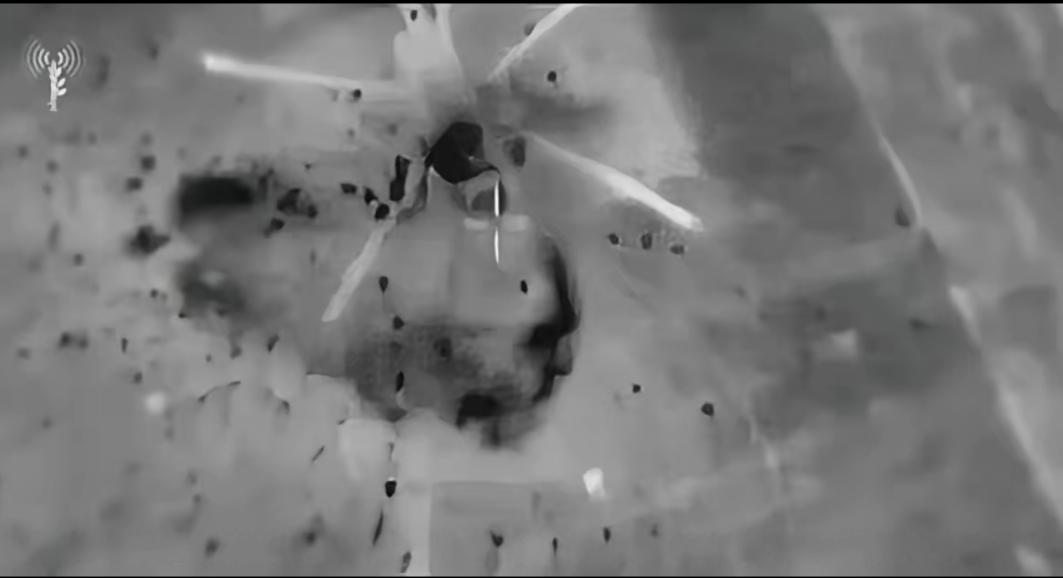 以色列空军战机投弹精确命中地面上的一架伊朗军队“米-17直升机”，但是爆炸之后，