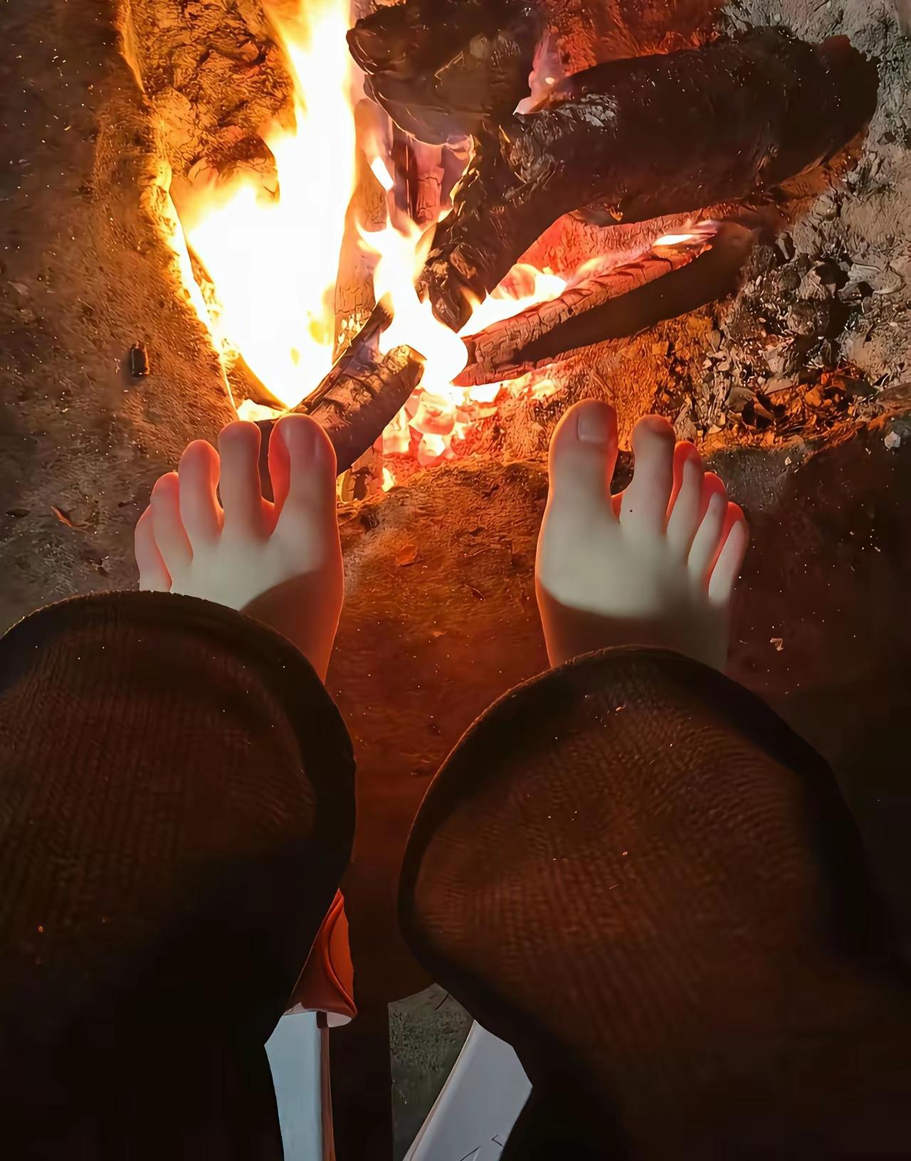 年轻人气血好连脚都是白里透红[赞]