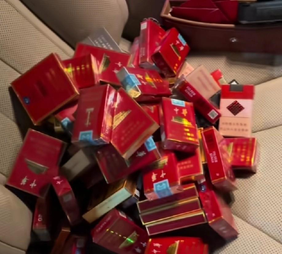 这个酒席吃的真值啊！一个同学儿子结婚，同学坐了三桌，都不抽烟，都不抽烟。就我一