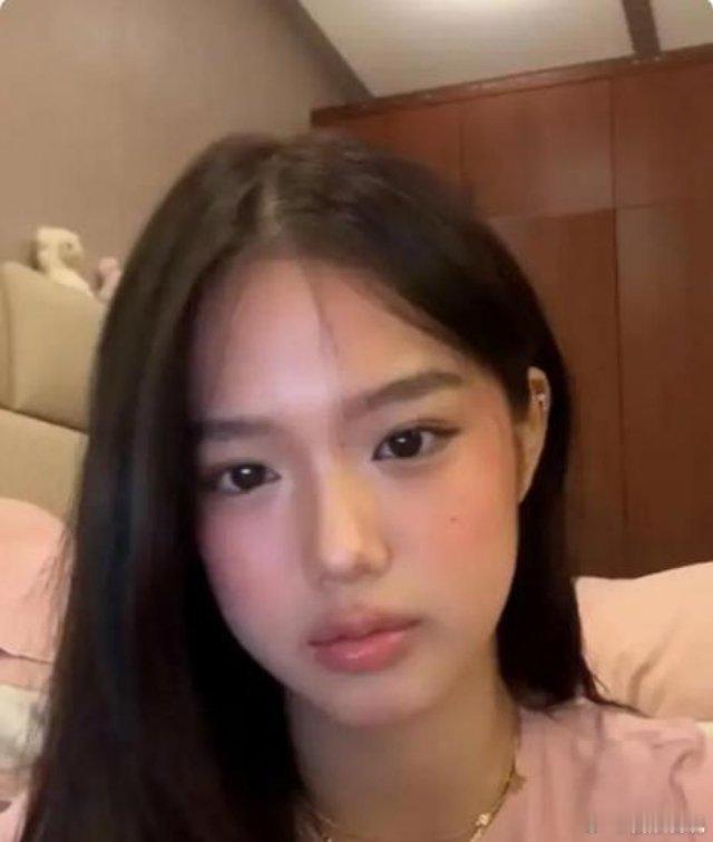 钟丽缇女儿直播间那句话，真把我干懵了。她说，我不是混血。一字一句的：我爸严铮是中国台湾人，我妈钟丽缇