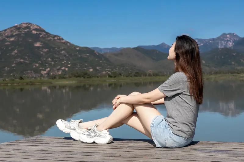 你认为女人这一生靠谁重要?女人这一生靠谁重要？答案无疑是自己。少女时，父母是温