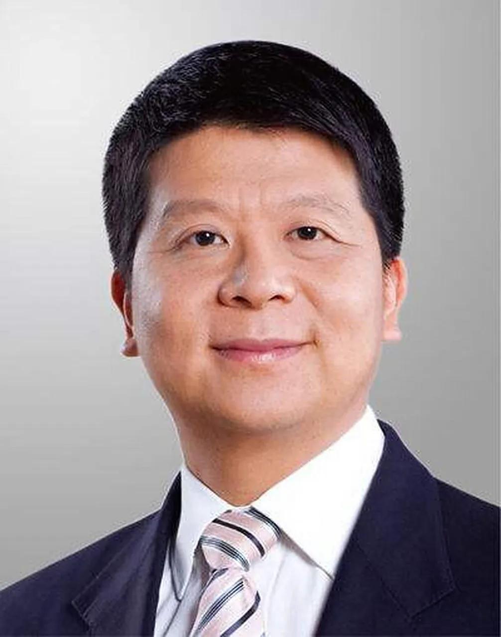 1988年，任正非扛着40门交换机赴华中理工大学求援，结识研究生郭平。面对华为代