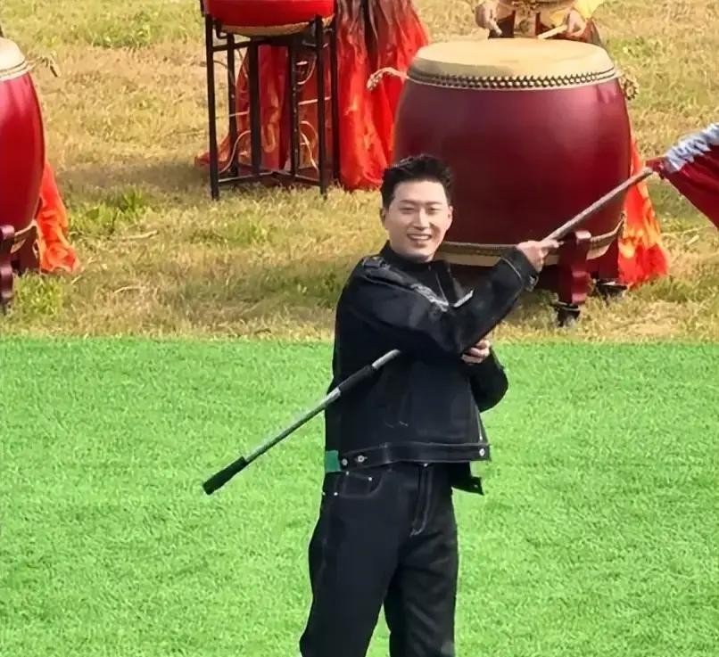 前阵子满大街都在传窦骁跟何超莲这豪门婚姻亮了红灯，连向太发个视频都能被扒出无数隐喻，全网都在等这对夫