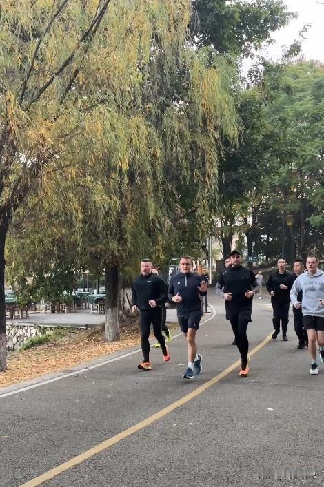 你发现没？中国给马克龙高规格，其实是一场“精准匹配”。法国敢说话，中国愿倾