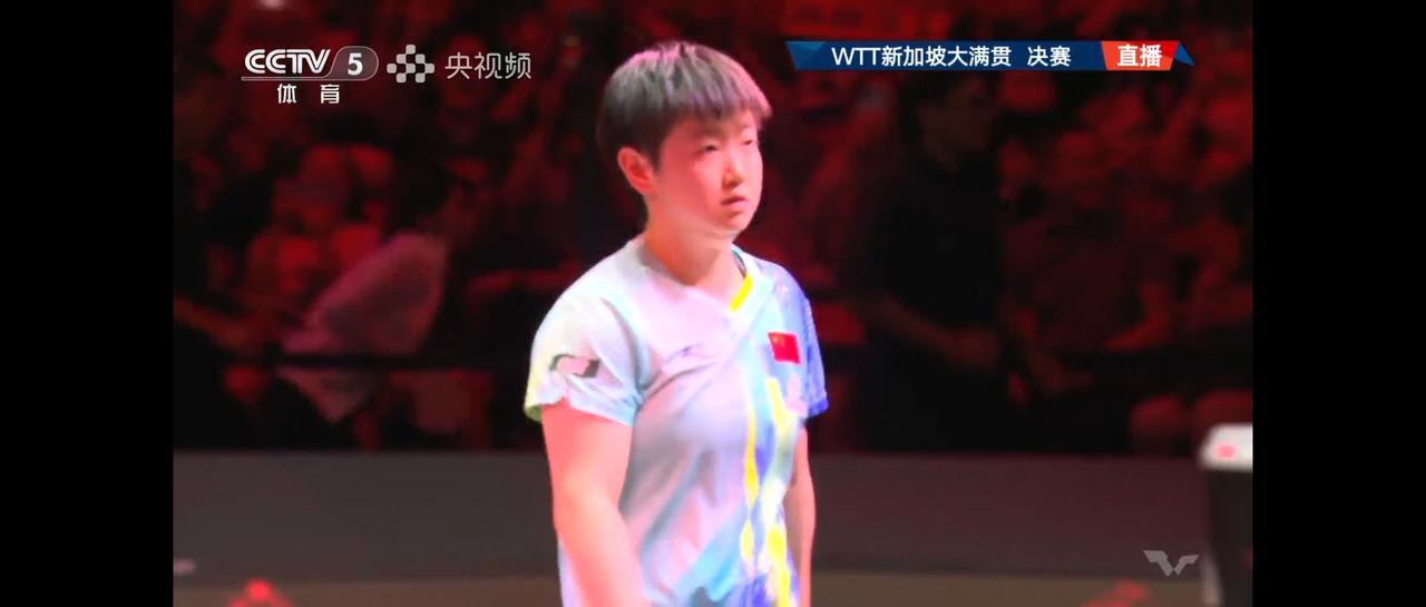 这一幕，幽默的让人忍俊不禁。新加坡大满贯，女单决赛现场，出现了戏剧性的一幕