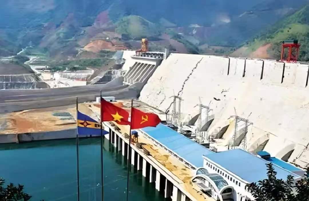 越南拉闸限电，工厂开三停四，中国电网成救命稻草。最近越南天天上热搜，不是因为