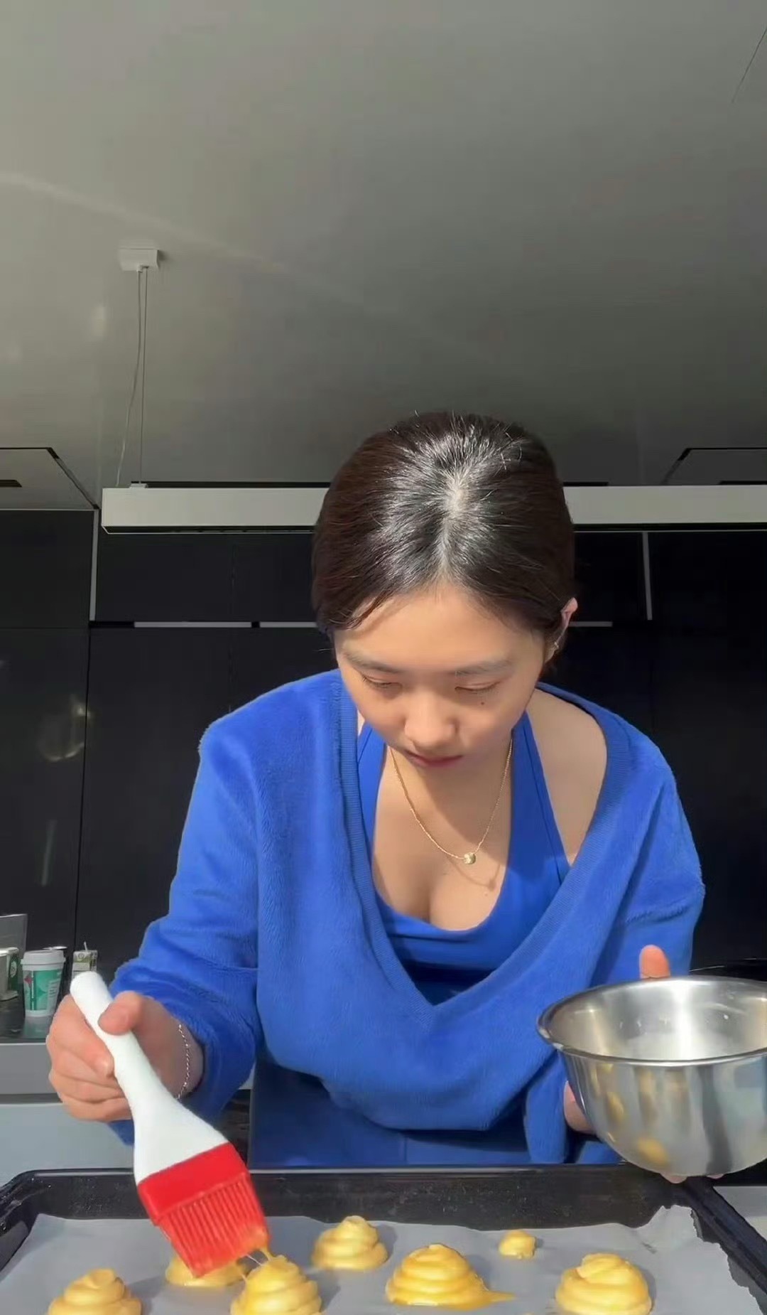 黄多多腕线过裆黄多多估计在国外很开放吧，不知道被谁占便宜了