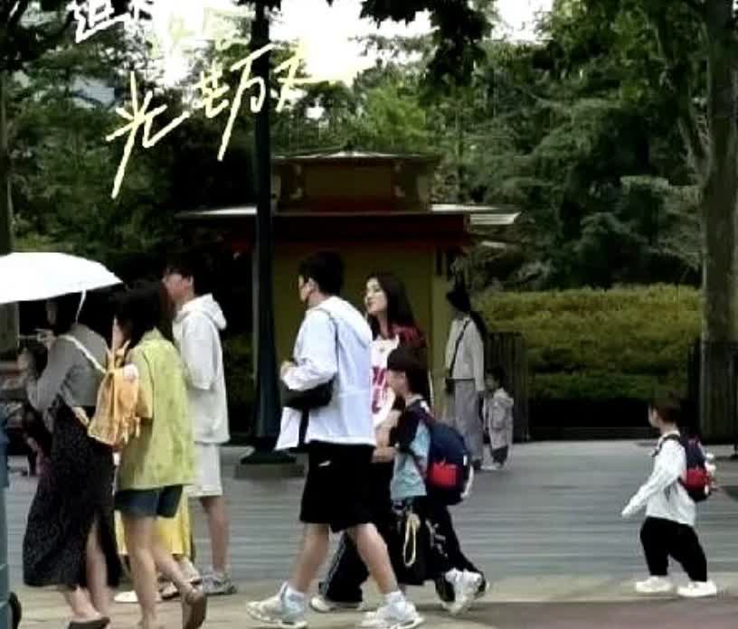 梁靖崑这假期过得，简直是家庭幸福大放送啊。带着媳妇儿孩子迪士尼溜达一圈，还当起了