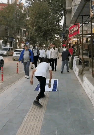 别再沉默了！这一幕，道出了多少人的心声！土耳其街头的画面真的太戳心，普通