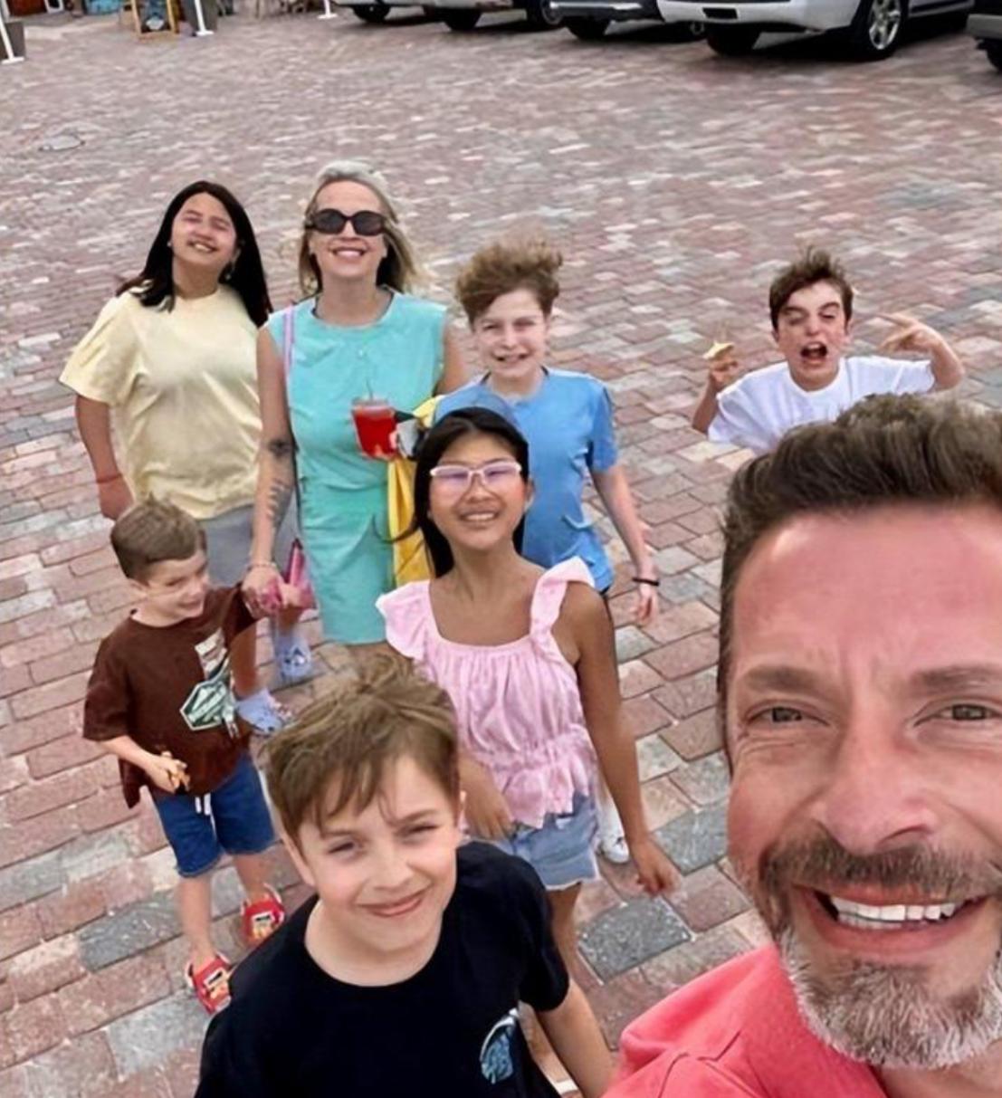 刚结束中国之行的美国模范家庭，就发生了面门惨案，丈夫枪杀全家7口人后自杀！ 