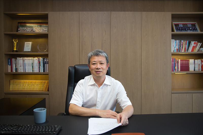一年一度的职称评审又开始了。我们学区校长评上了正高，中师毕业，2003年参加工作
