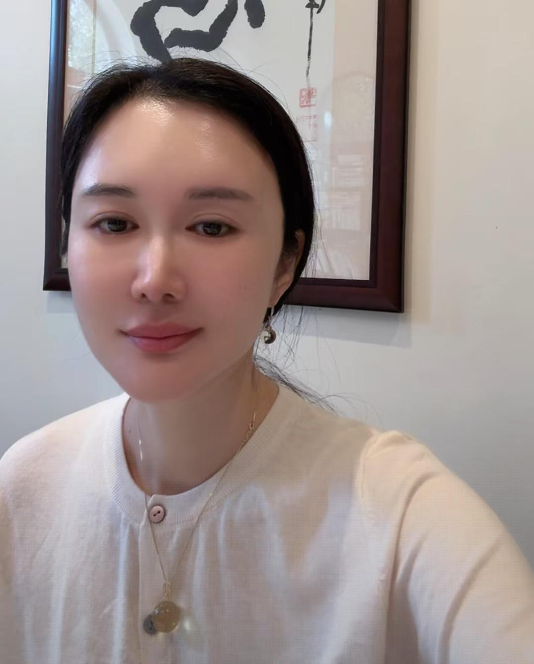 一大早刷到杜星霖在直播，她不说话也不到货，就坐在镜头前播放自己唱的歌《我值得》。