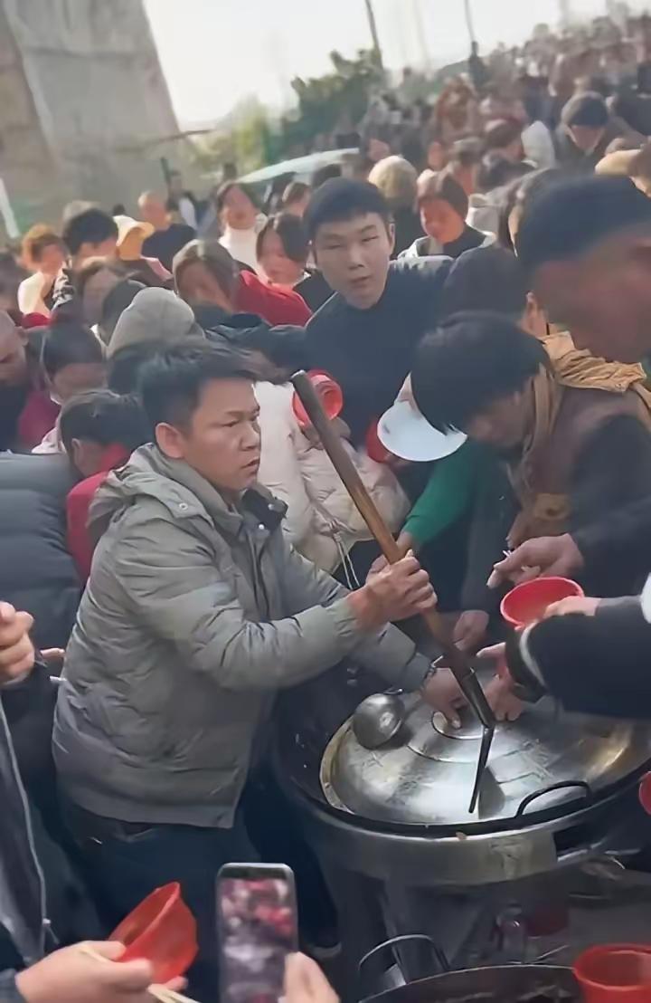 杀年猪本来就是图个接地气的喜气洋洋的农村生活风味。呆呆的杀年猪做到了这一点，所