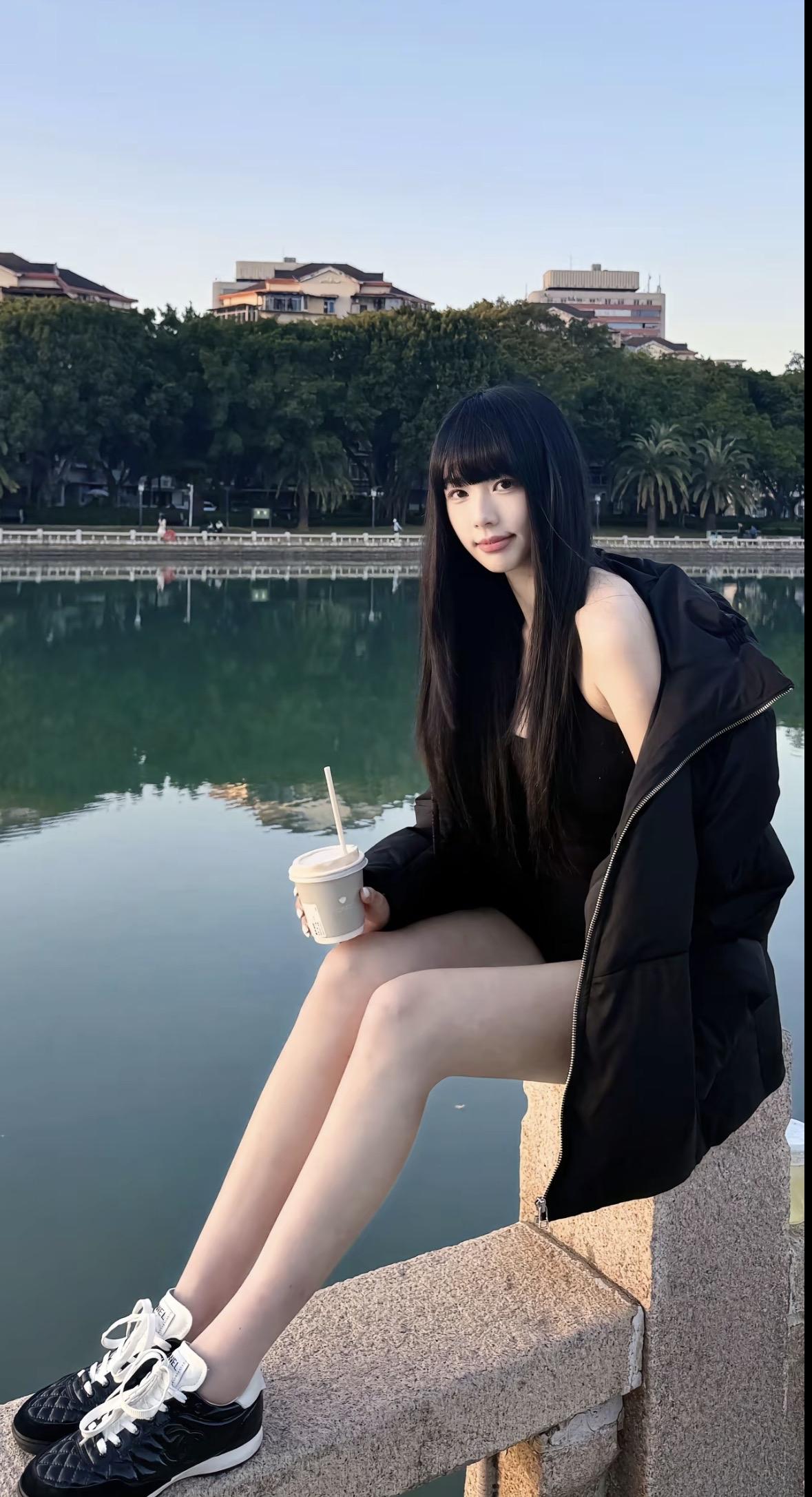 秋日穿搭指南：黑色外套+短裤，搭配黑鞋，轻松出街