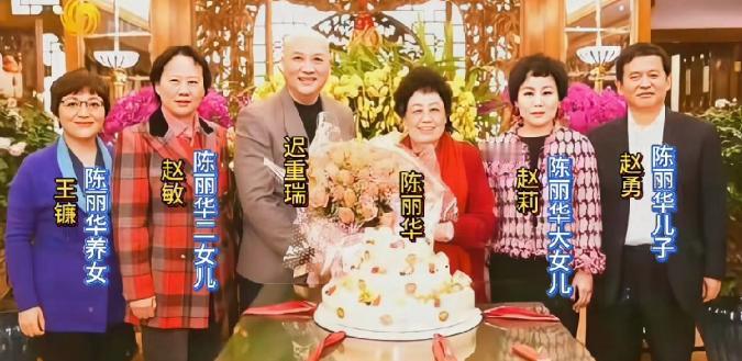 陈丽华去世后，媒体曝光唯一的一张全家福，却因一个人的身份，引发了无端的猜测。陈