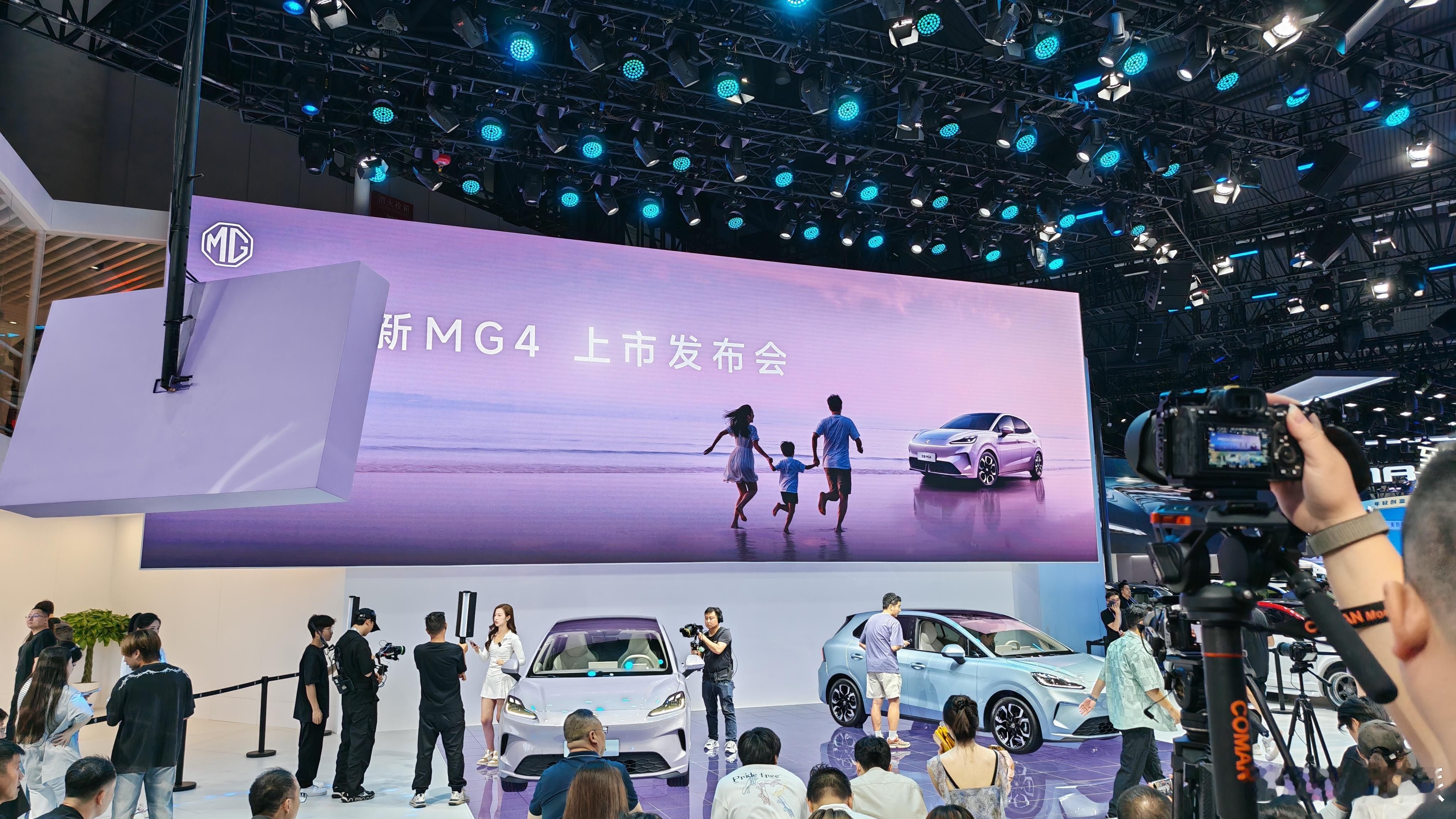 MG4定价6.58万车展杀疯这你敢想？2025成都车展MG4这是直接扔了个王炸