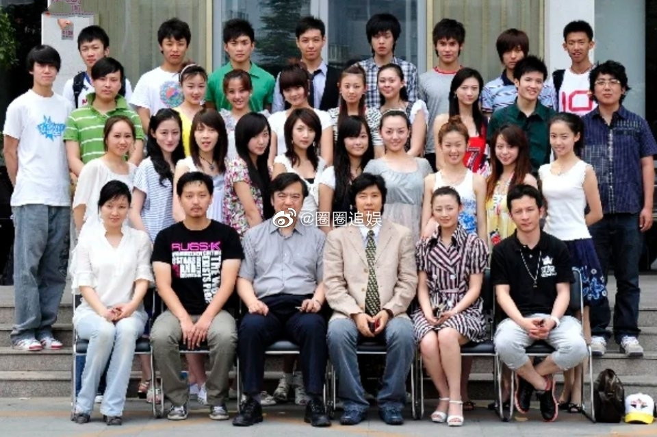 张若昀虽然在大学时长相平平无奇，现在却是唯一爆火的。