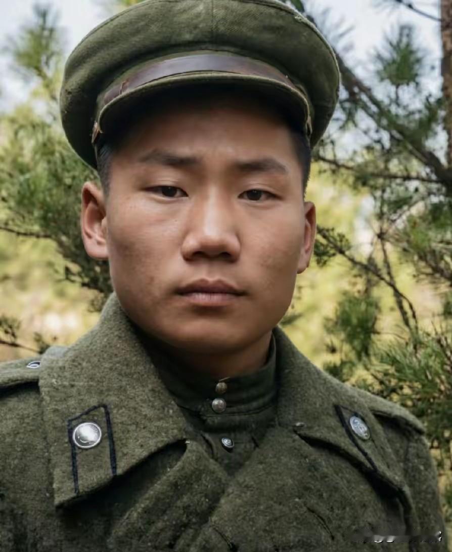 毛主席和毛岸英的合影尤为难得。十八年别离后父子重逢，尽显伟人兼顾家国大义与骨肉亲