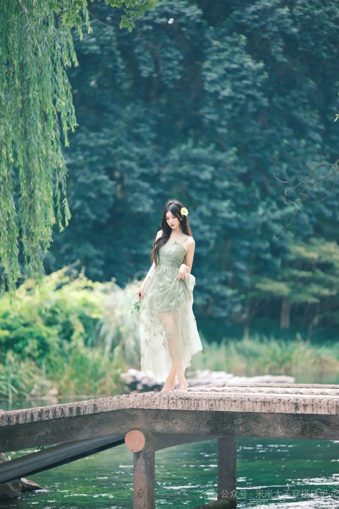 桥上美人立，花间春意浓。