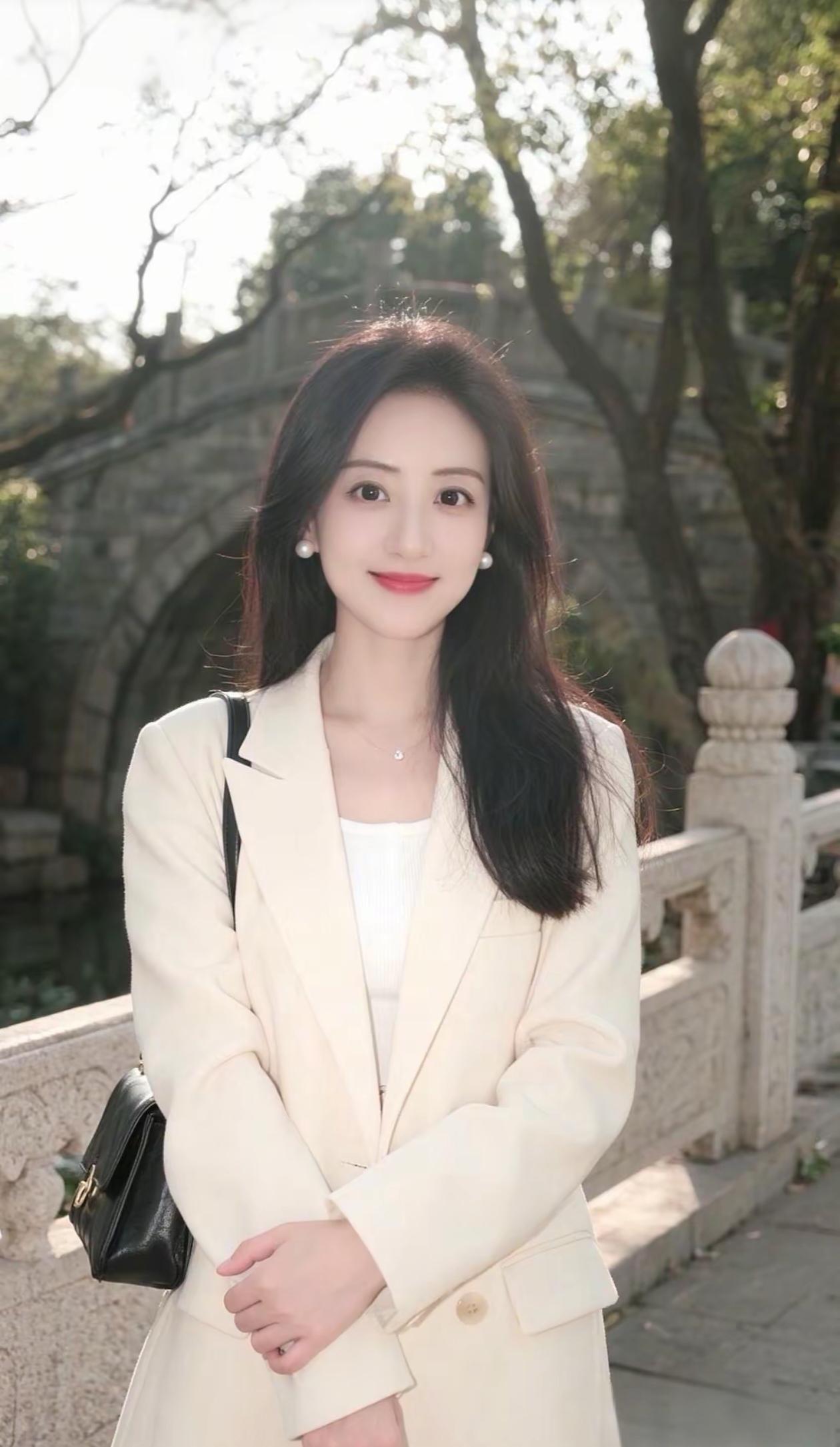 优雅职场风，浅米色西装外套，搭配珍珠耳环，尽显知性美！